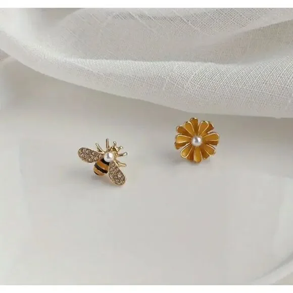 🌻 Betsey Johnson mismatched bumblebee & flower earrings 🌻 - Picture 5 of 6